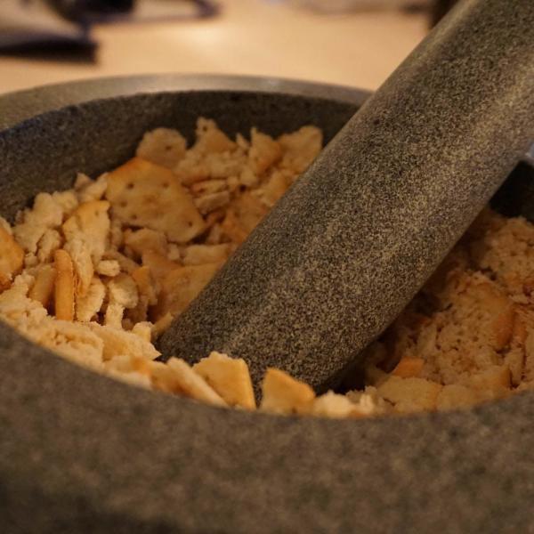 COOK and ENJOY Rezept Möhren Ziegenkäse-Tarte Cracker in Mörser zerkleinern
