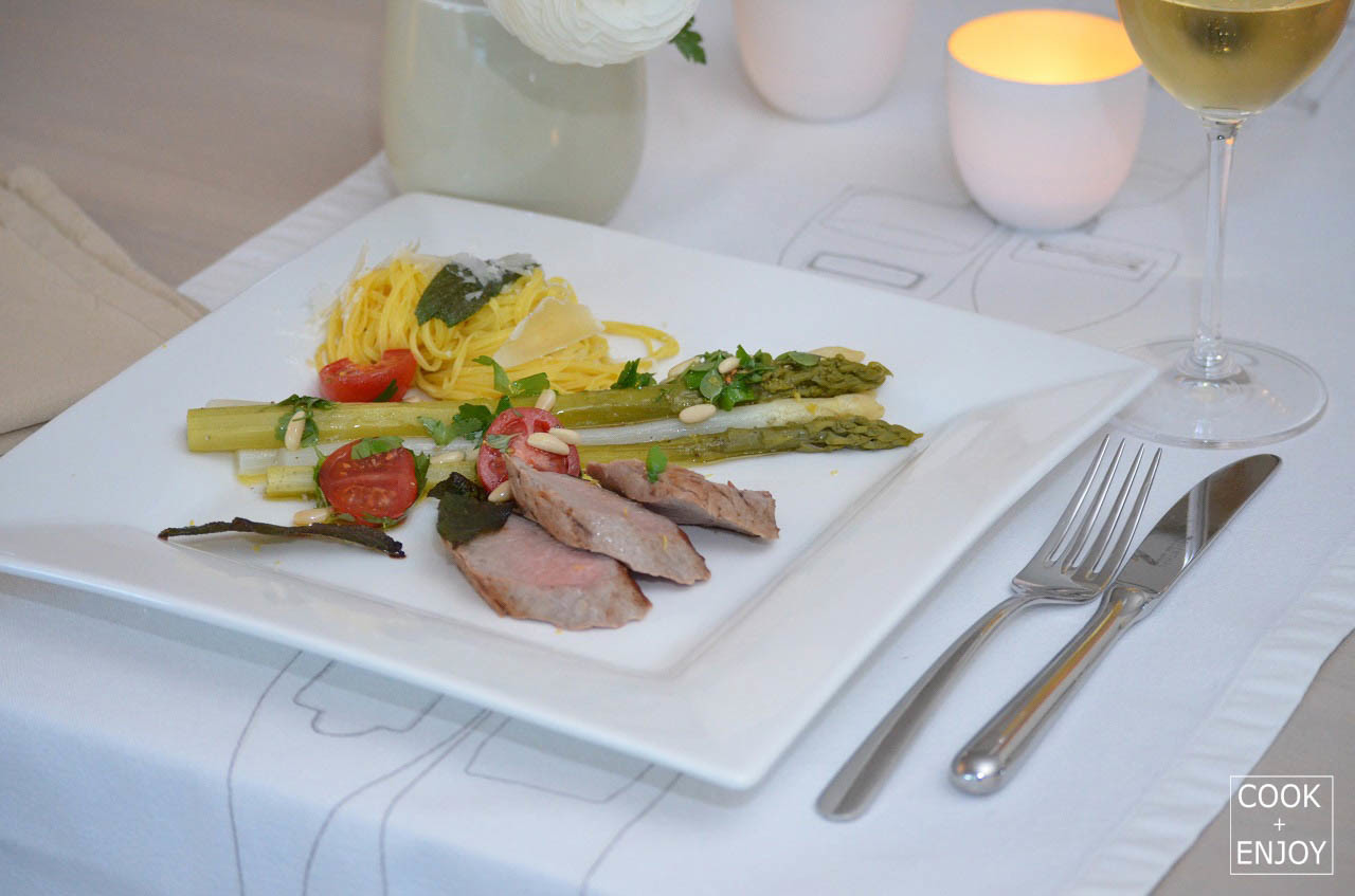 COOK and ENJOY Rezept Spargel mit Tomaten-Vinaigrette, Tagliolini und Kalbsfilet