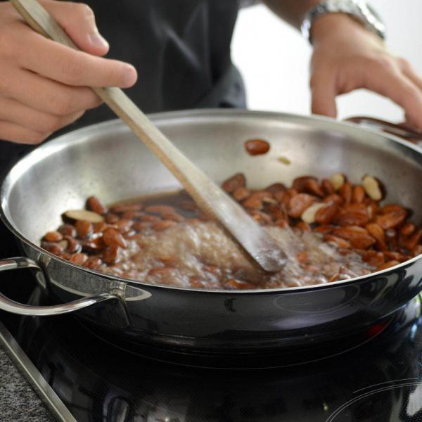 COOK and ENJOY Rezept Gebrannte Mandeln Zugeben in Pfanne und Mandeln unterrühren