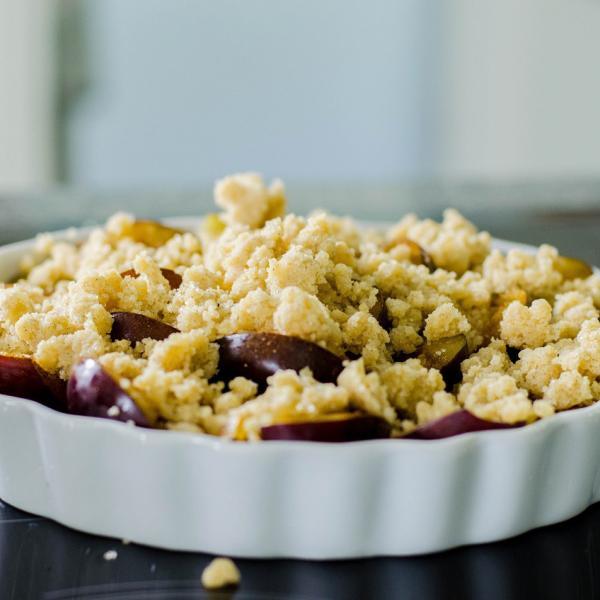 Pflaumen-Crumble mit Vanilleeis - COOK+ENJOY