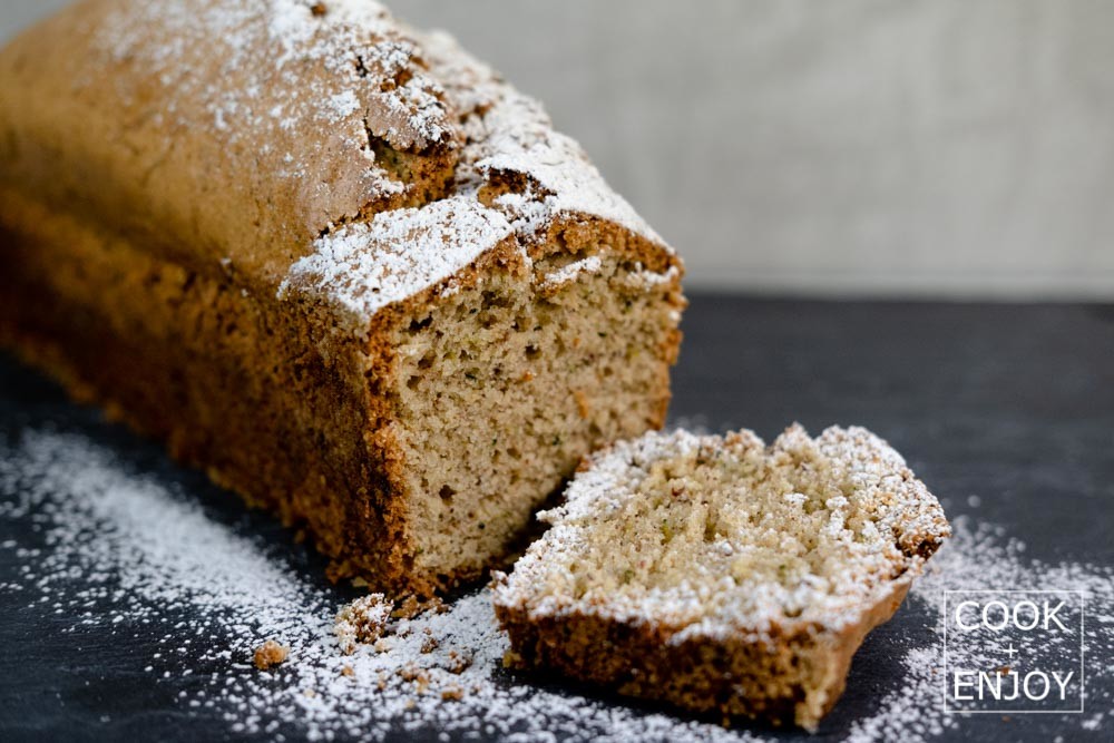 Saftiger Zucchini Kuchen mit Mandeln - COOK+ENJOY